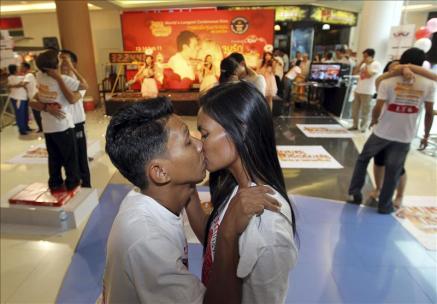 Beso entre tailandeses