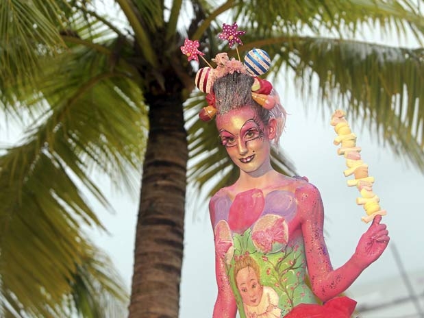 Consurso de body painting en Koh Samet, Tailandia - Palmera de fondo